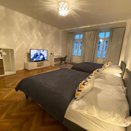 Spacious Apartment On Wenceslas Square プラハ エクステリア 写真