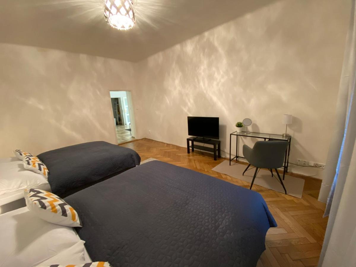 Spacious Apartment On Wenceslas Square プラハ エクステリア 写真